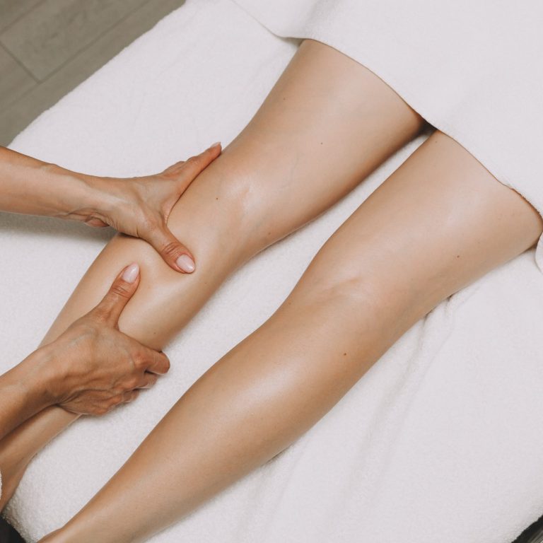 Masaje para drenaje linfático en Valencia -piernas