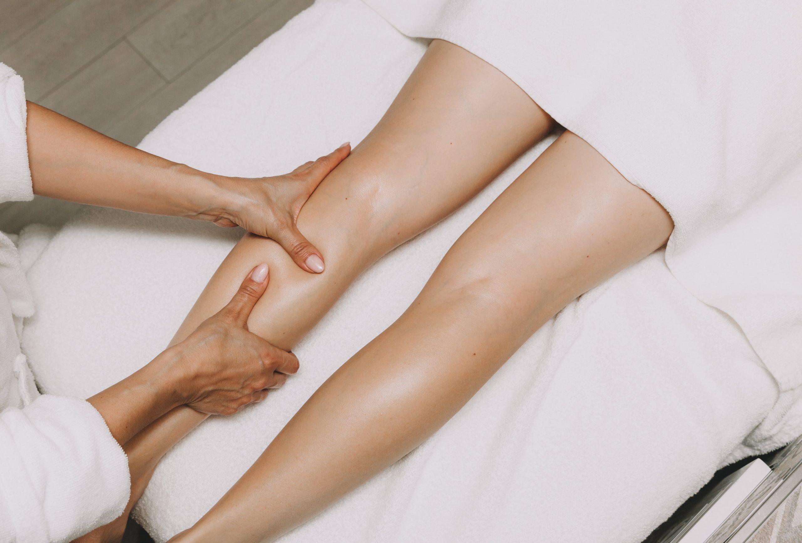 Cómo hacer un masaje de drenaje linfático en las piernas - EHS
