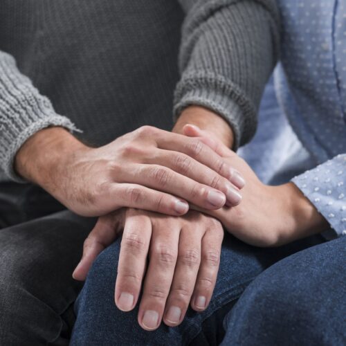 acompañamiento terapéutico holístico en valencia - manos apoyadas sobre manos