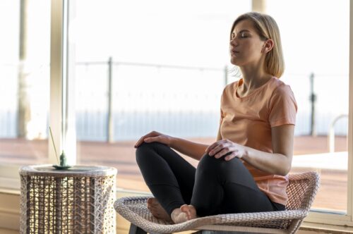 mindfulness en valencia - mujer meditando