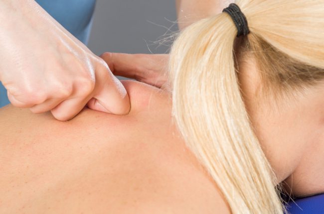 Masaje descontracturante de espalda en Valencia -Nudillos