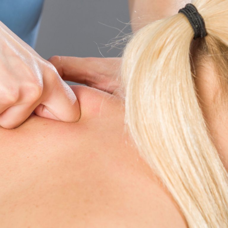 Masaje descontracturante de espalda en Valencia -Nudillos