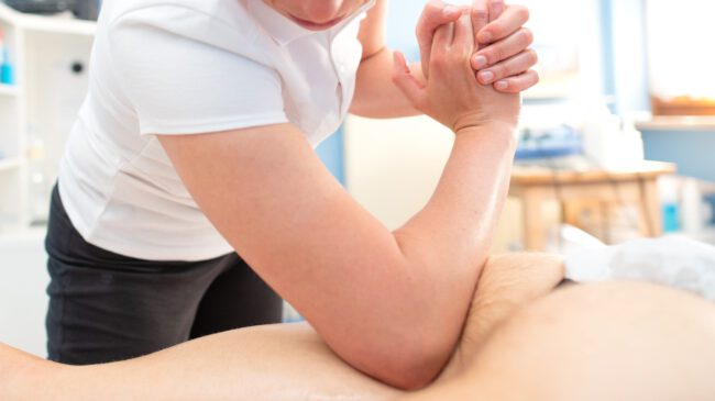 Masaje descontracturante de espalda en Valencia -codo