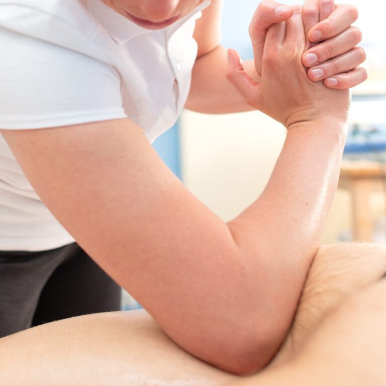 Masaje descontracturante de espalda en Valencia -codo