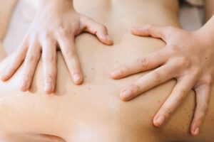 centro de masajes en valencia - masajista en la espalda