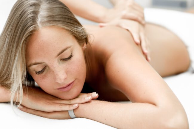centro de masajes en valencia - mujer relajada con masaje
