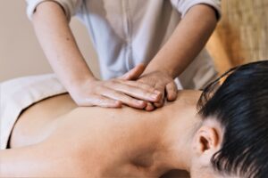 masaje descontracturante de espalda en valencia - contracturas en la espalda