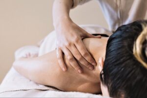 masaje descontracturante de espalda en valencia - masajista alivio de dolor