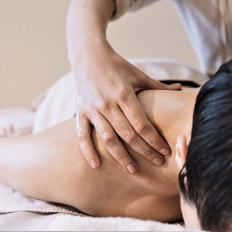 masaje descontracturante de espalda en valencia - masajista alivio de dolor