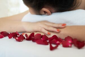 regala masaje valencia - masaje con rosas