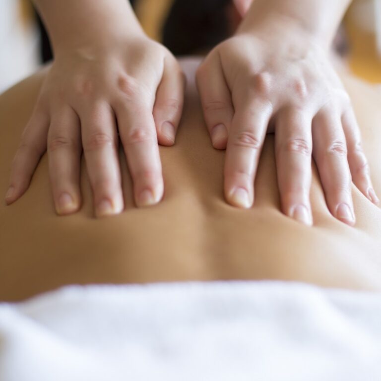 masajistas en Valencia - manos en la espalda